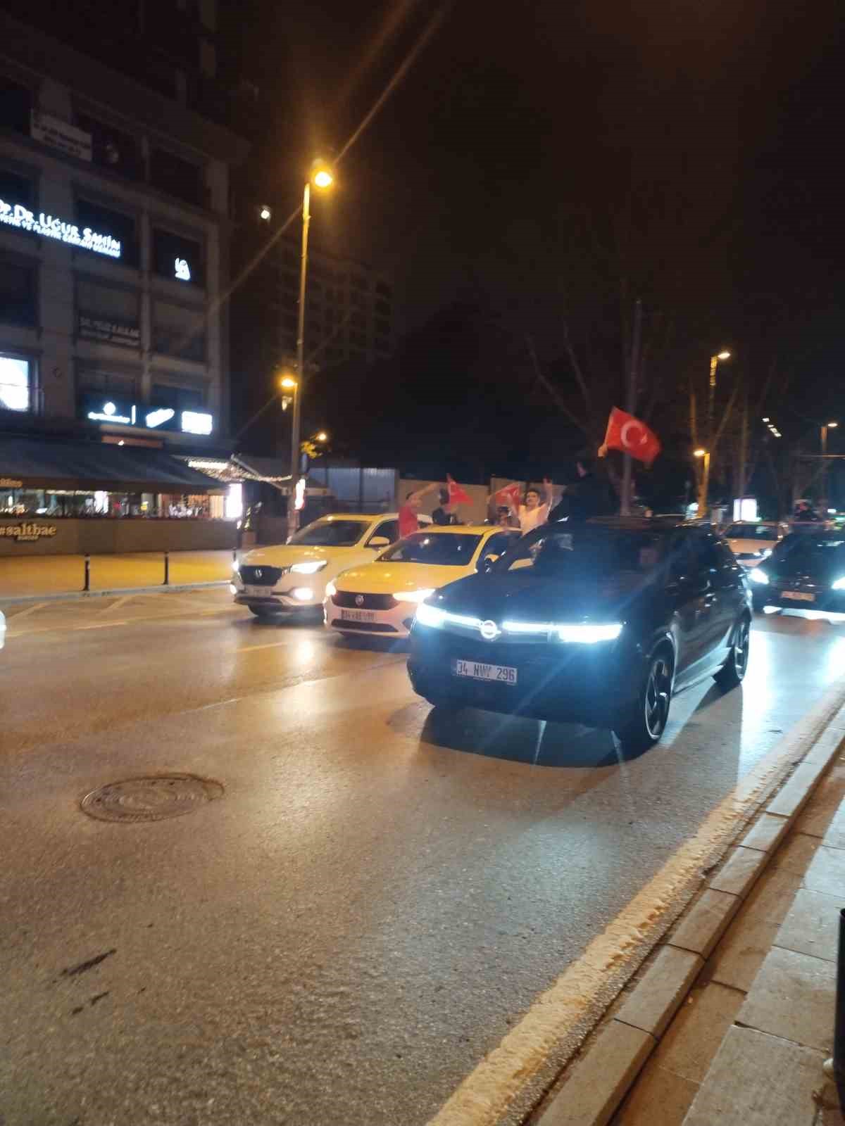 A Milli Takım’ın Dünya Kupası bileti alması vatandaşları Bağdat Caddesi’ne döktü
