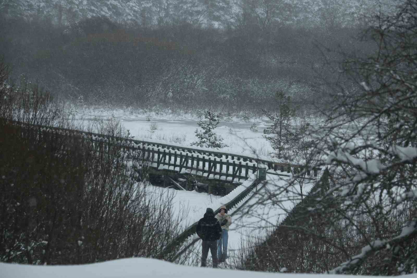 Abant Gölü Milli Parkı beyaza büründü
