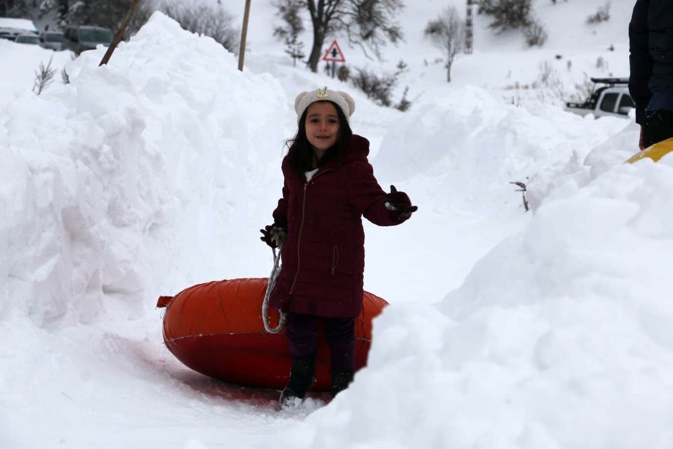 Abant’ta köylülerin hazırladığı pistte çocuklar şambrelle kaydı
