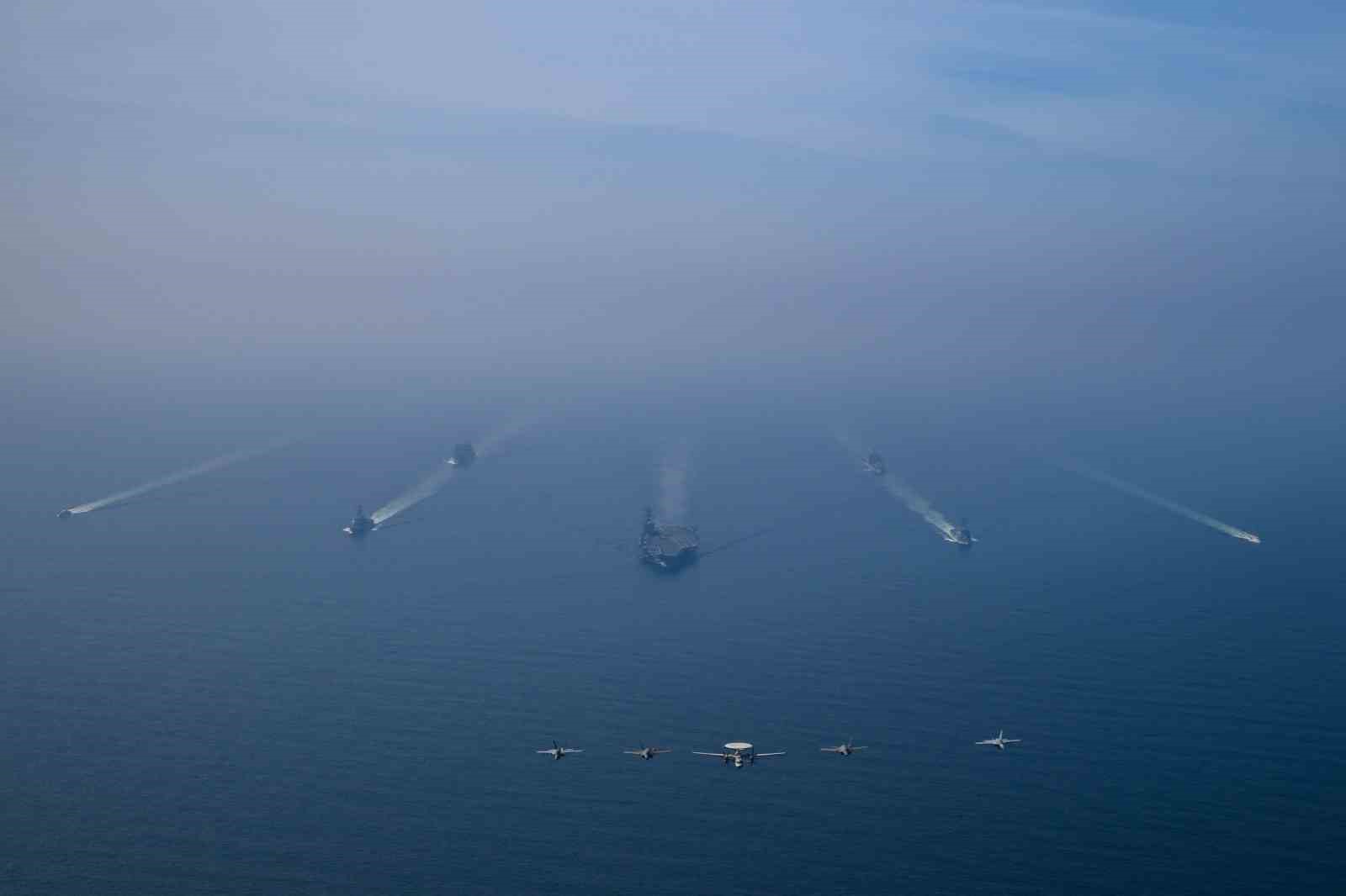 ABD ordusu, Umman Denizi’ndeki uçak gemisi grubunun fotoğraflarını paylaştı
