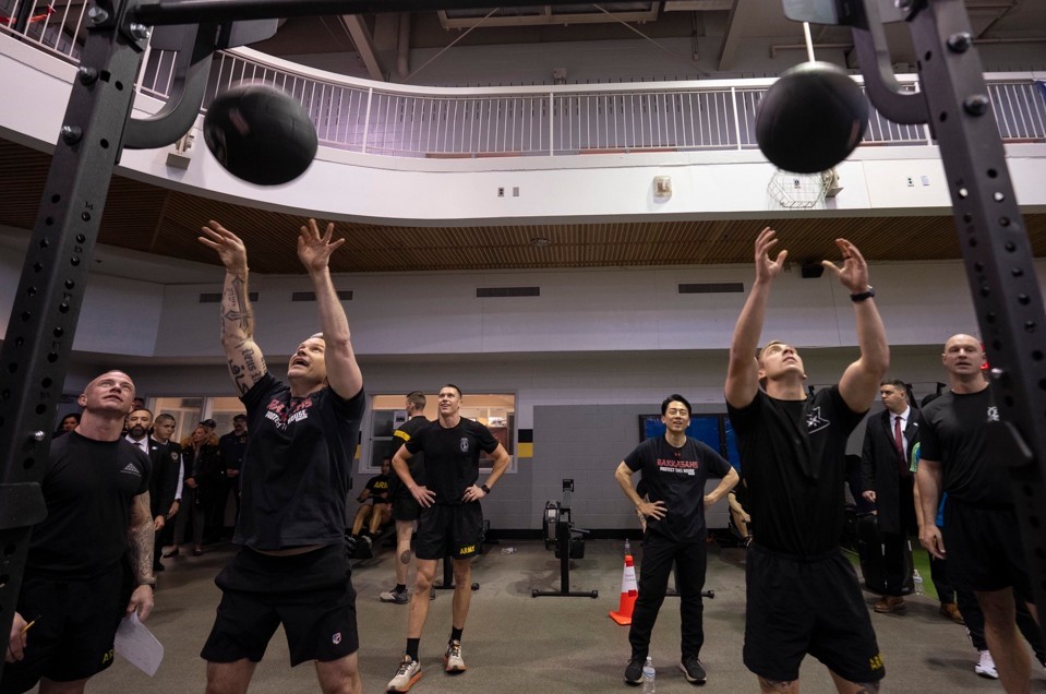 ABD Savunma Bakanı Hegseth ve Japon mevkidaşı Koizumi, askeri üste spor yaptı
