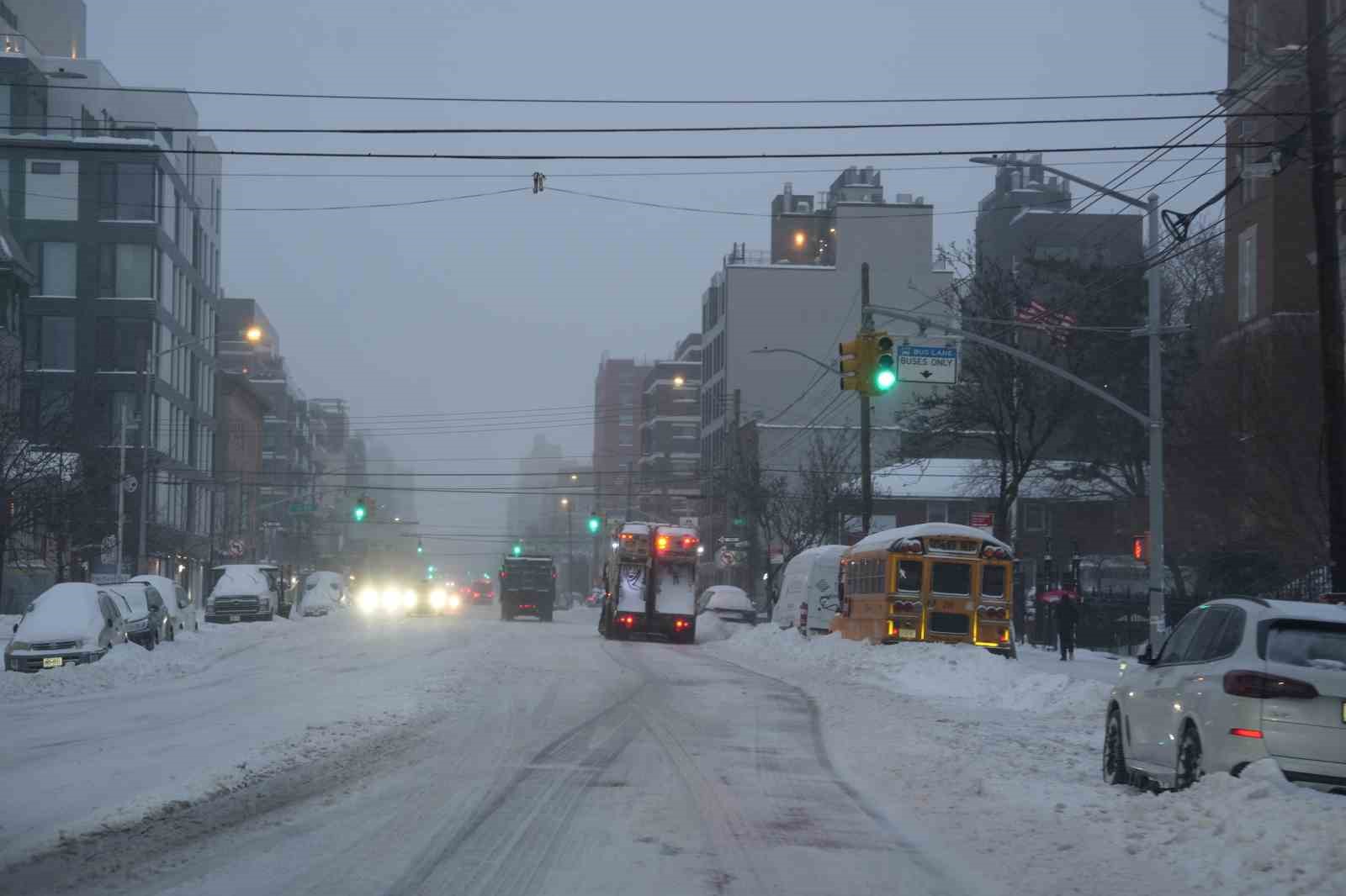 ABD’de kar fırtınası kabusu sürüyor: En az 13 bin uçuş iptal edildi, 953 bin kişi elektriksiz kaldı
