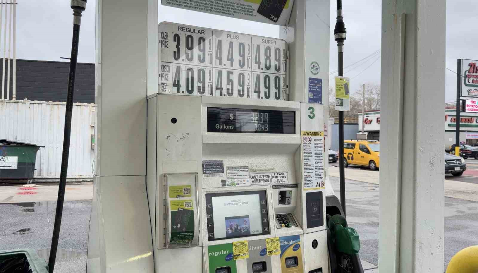 ABD’de ortalama benzin fiyatı 2022’den bu yana ilk kez 4 doların üzerinde
ABD’de ortalama benzin fiyatı 2022’den bu yana ilk kez 4 doların üzerinde