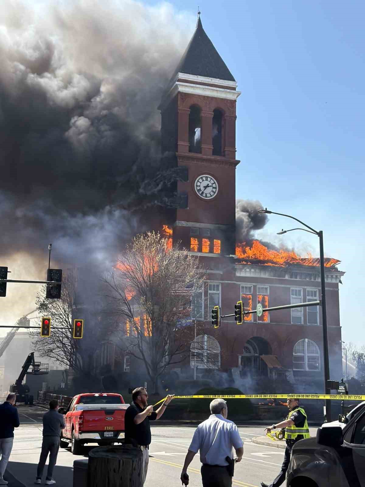 ABD’de tarihi adliye binasında yangın
