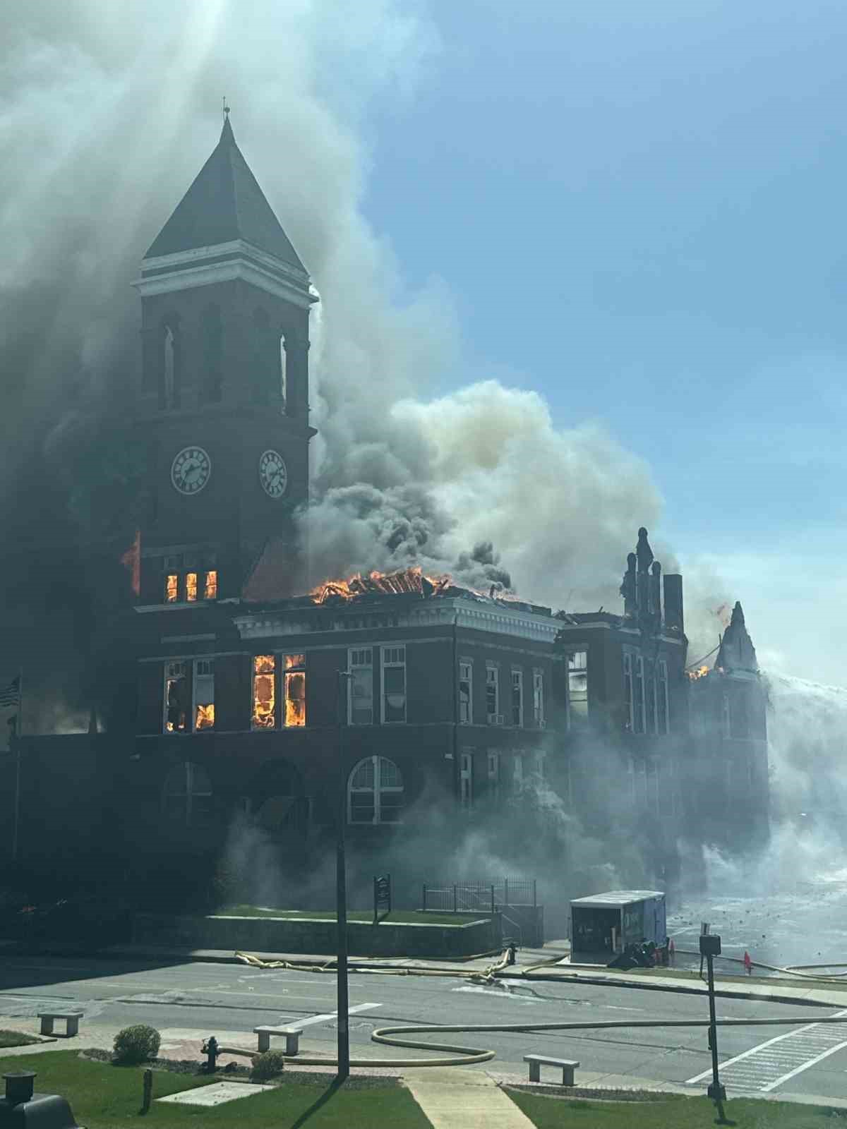 ABD’de tarihi adliye binasında yangın
