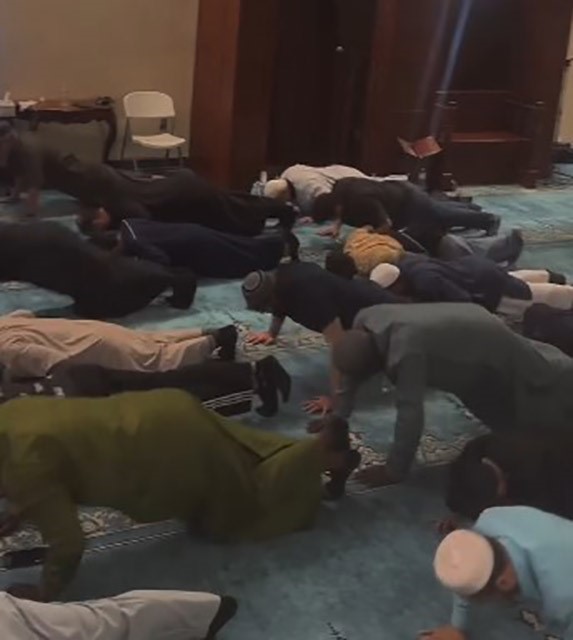 ABD’de yaşayan Trabzonlu imam teravih sonrası cemaate 61 şınav çektiriyor
