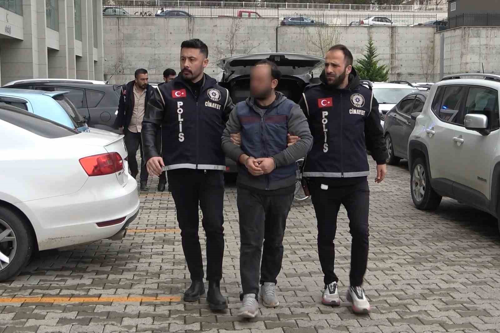Ablaları ve erkek arkadaşını hastanede bıçaklayan 3 kardeş adliyeye sevk edildi
