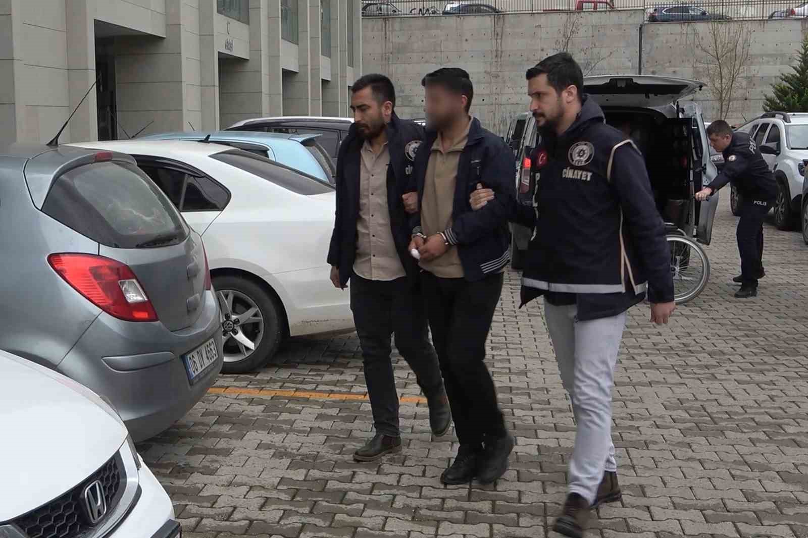 Ablaları ve erkek arkadaşını hastanede bıçaklayan 3 kardeş adliyeye sevk edildi
