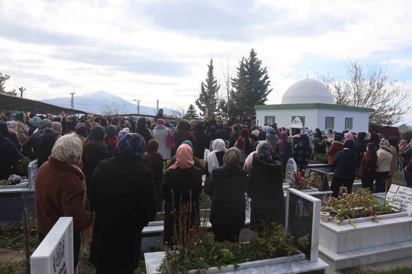 Ablası tarafından öldürülen Eylül, annesinin "Hayallerimiz yarıda kaldı" sözleriyle son yolculuğuna uğurlandı
