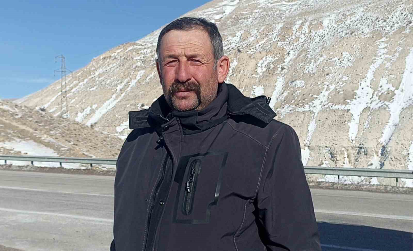 Aç kalan kurt sürüsü şehir merkezine indi
