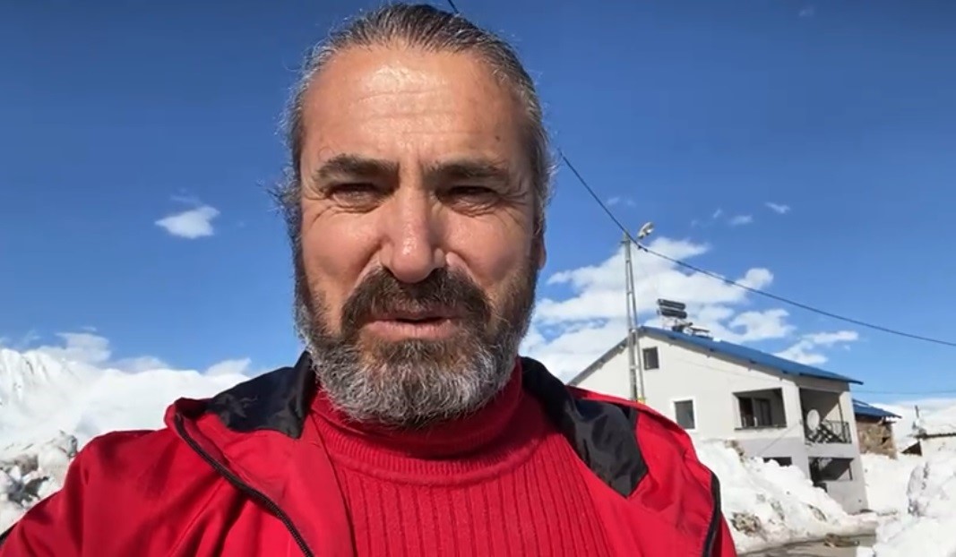 Aç kalan tilkiye şefkat eli: "O yedikçe ben mutlu oldum"
Aç kalan tilkiye şefkat eli: "O yedikçe ben mutlu oldum"