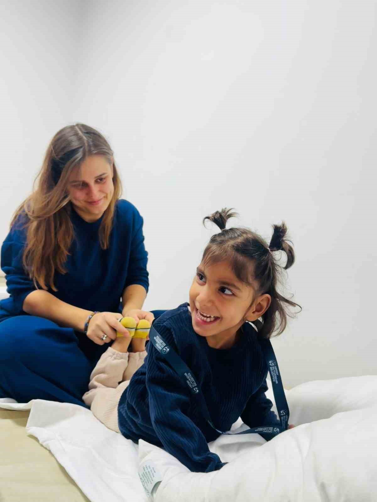 Ada Su’nun 2 yıl süren fizik tedaviyle ilk adımlarını atması yürekleri ısıttı
