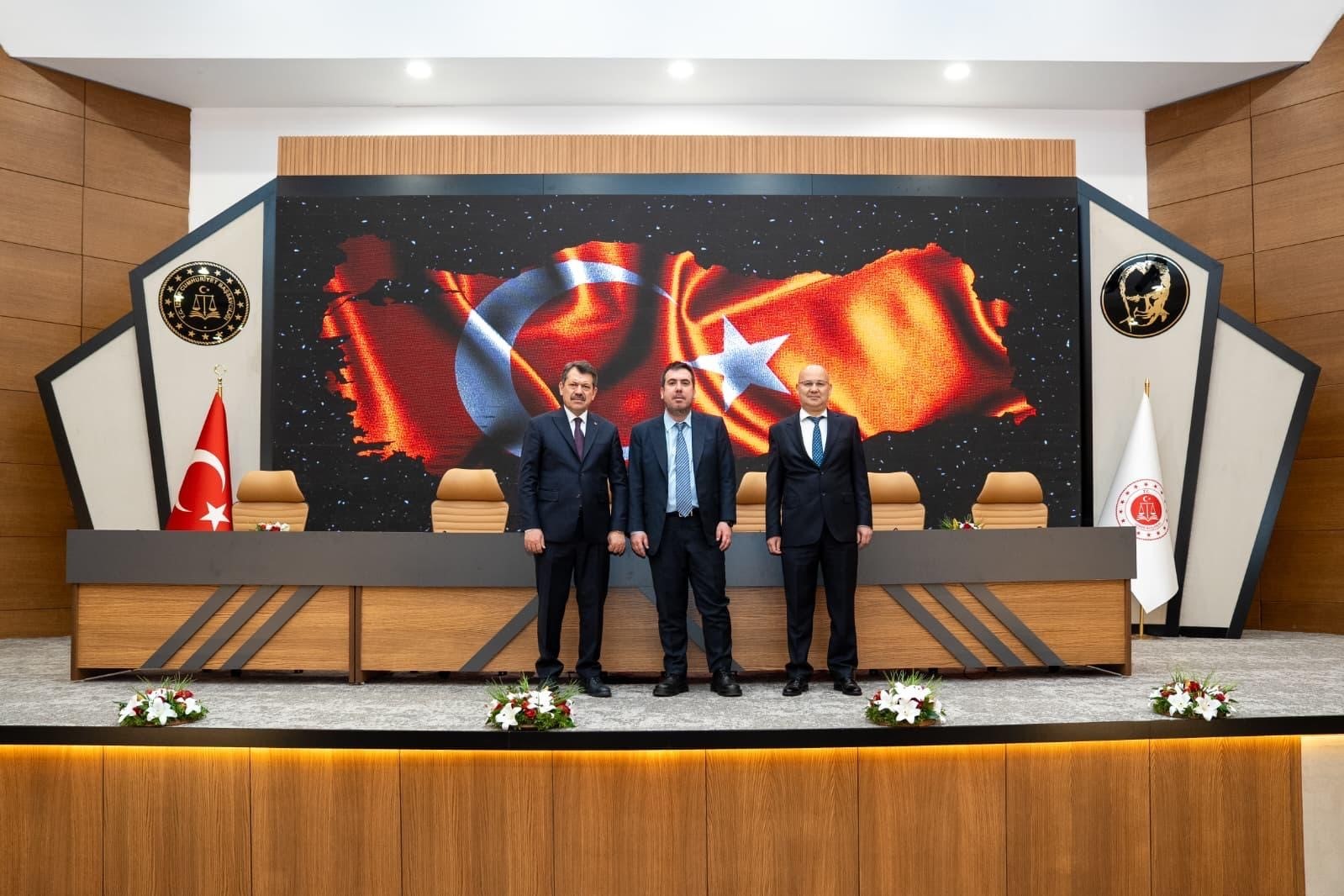 Adalet Bakan Yardımcısı Tuncay, İzmir Adliyesi’ni ziyaret etti
