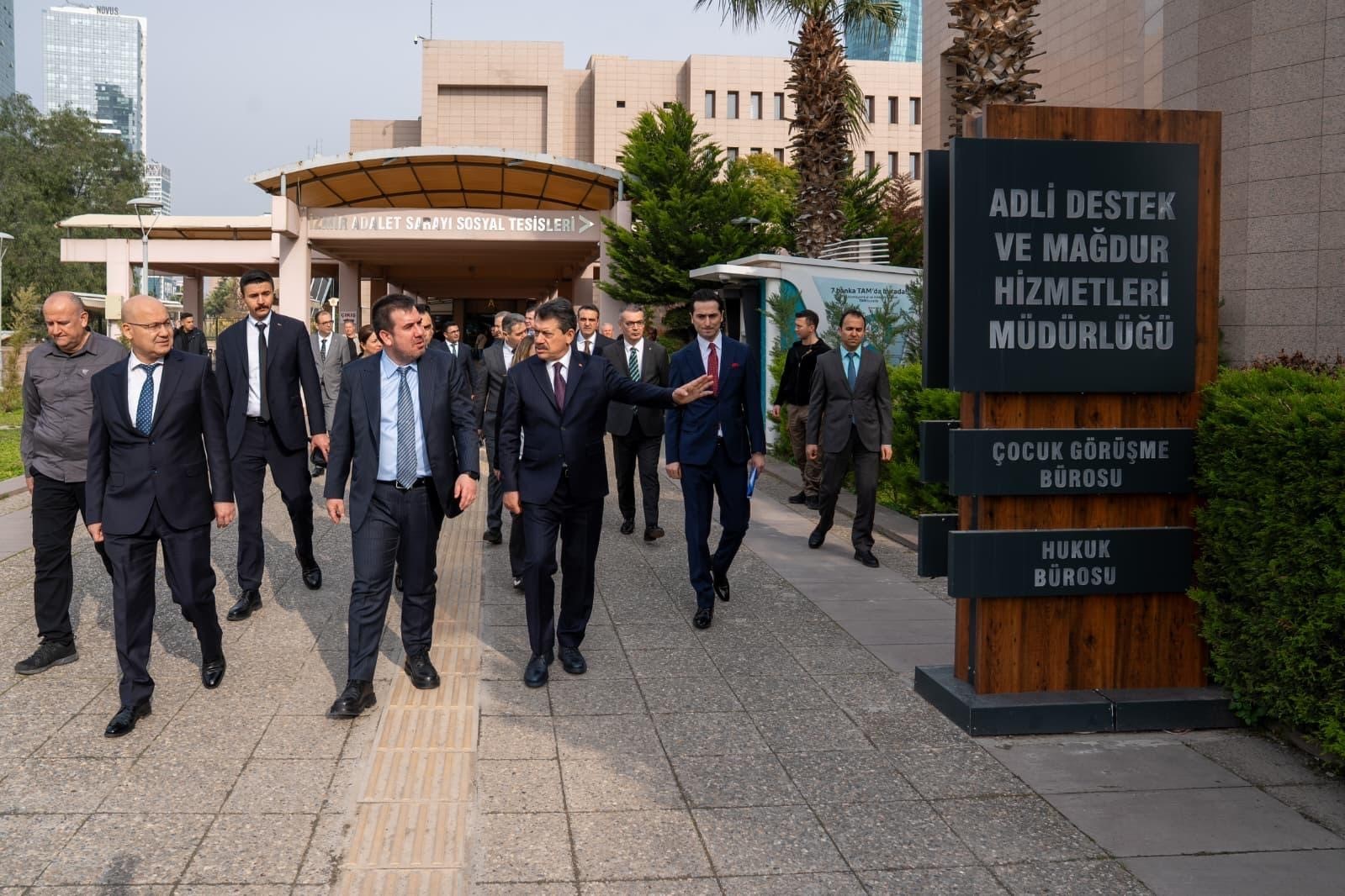 Adalet Bakan Yardımcısı Tuncay, İzmir Adliyesi’ni ziyaret etti
