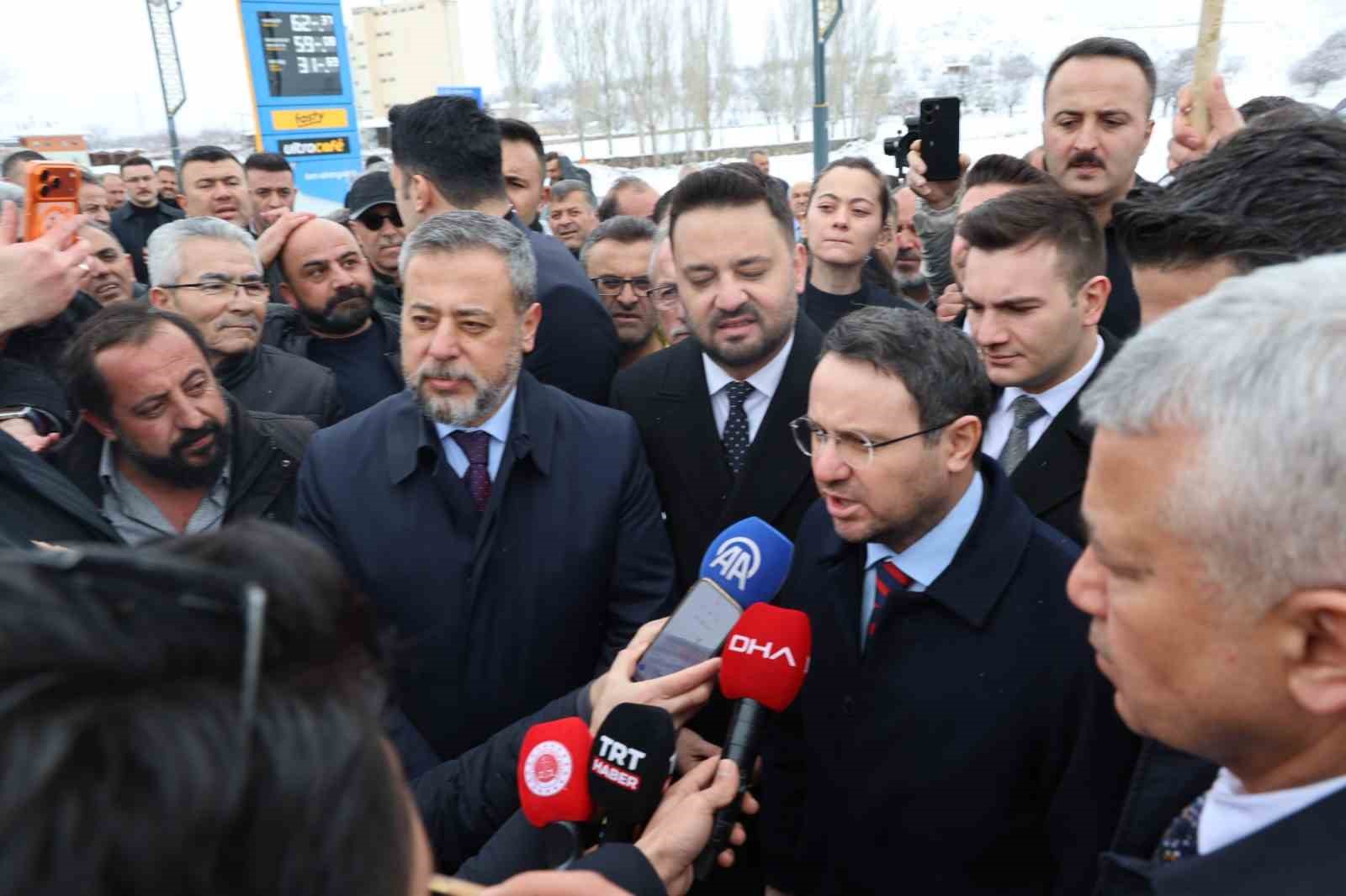 Adalet Bakanı Akın Gürlek, memleketi Nevşehir’de davul zurnayla karşılandı
Adalet Bakanı Akın Gürlek, memleketi Nevşehir’de davul zurnayla karşılandı