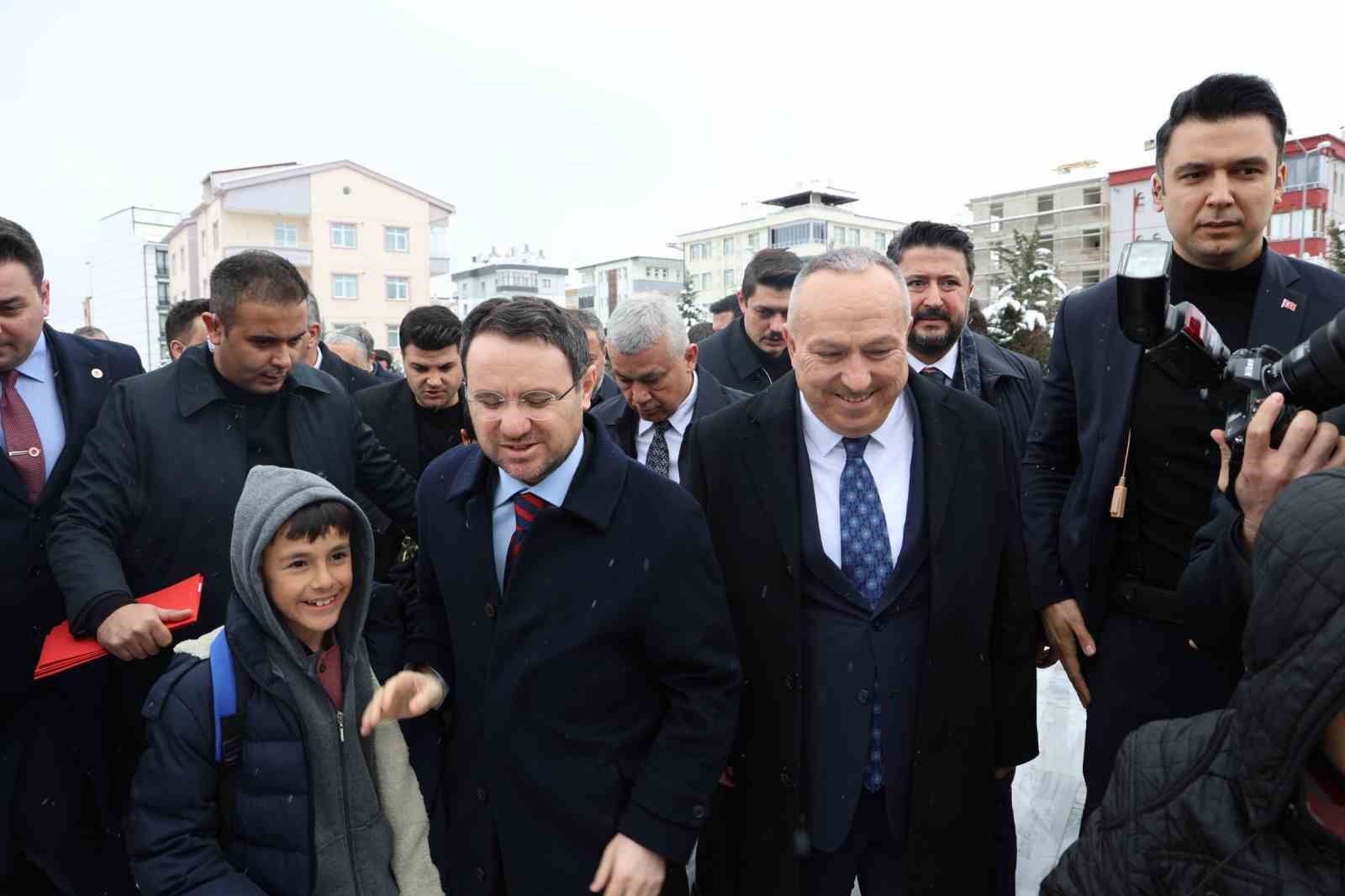 Adalet Bakanı Akın Gürlek, memleketi Nevşehir’de davul zurnayla karşılandı
Adalet Bakanı Akın Gürlek, memleketi Nevşehir’de davul zurnayla karşılandı