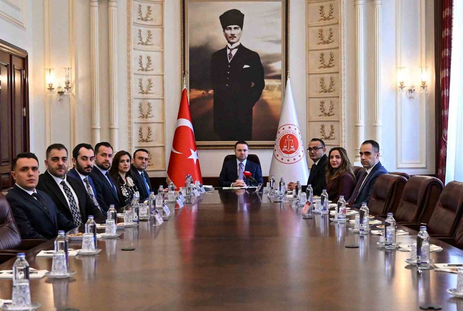 Adalet Bakanı Akın Gürlek Türk Hukuk Enstitüsü heyetini kabul etti
