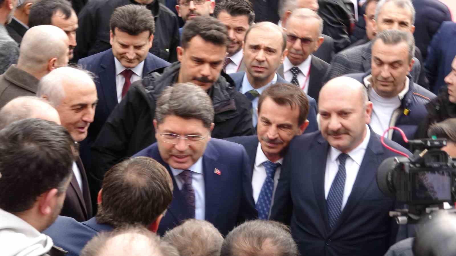 Adalet Bakanı Tunç, Bandırma Günü’nde Karabüklülerle bir araya geldi
Adalet Bakanı Tunç, Bandırma Günü’nde Karabüklülerle bir araya geldi