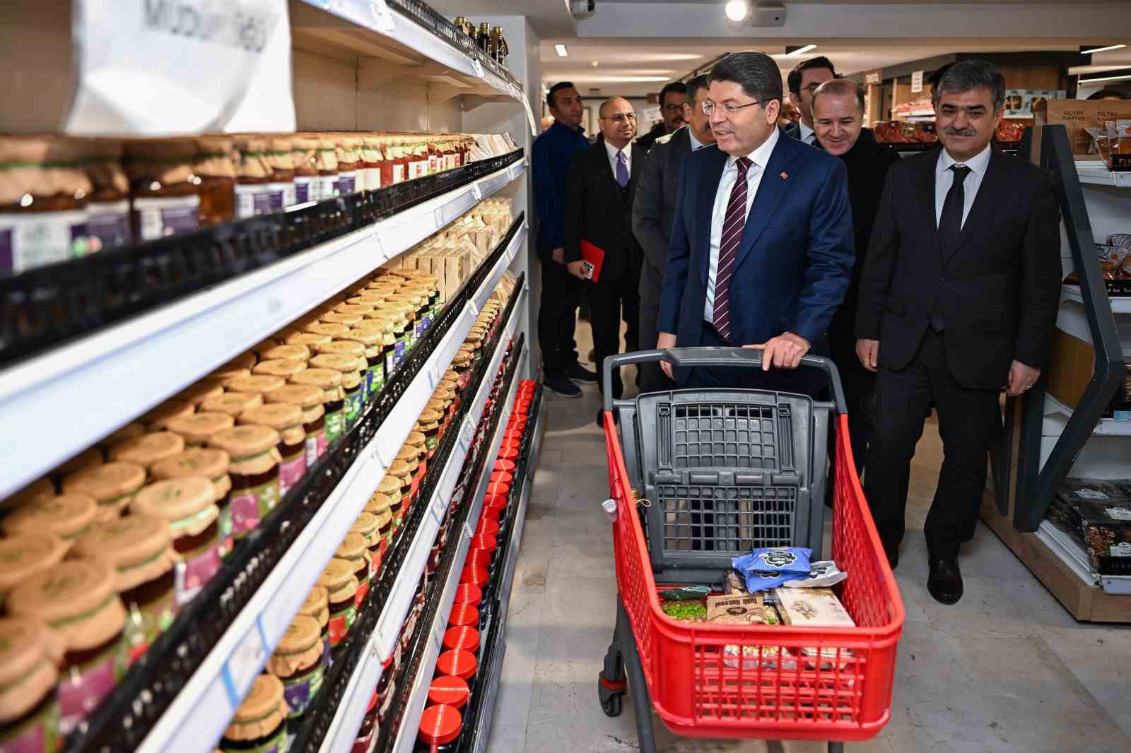 Adalet Bakanı Tunç, İşyurtları’nın Kızılay satış mağazasında vatandaşlarla alışveriş yaptı
