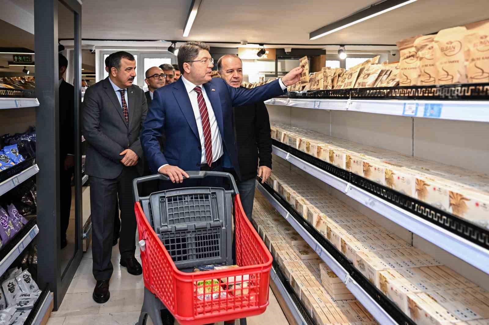 Adalet Bakanı Tunç, İşyurtları’nın Kızılay satış mağazasında vatandaşlarla alışveriş yaptı
