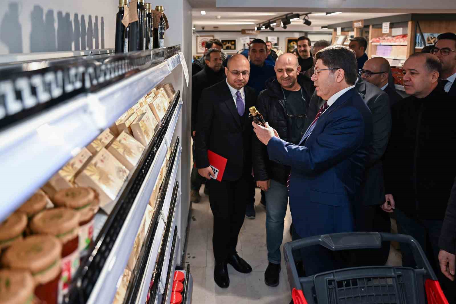 Adalet Bakanı Tunç, İşyurtları’nın Kızılay satış mağazasında vatandaşlarla alışveriş yaptı

