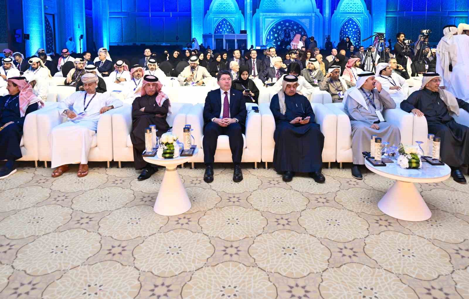 Adalet Bakanı Tunç Katar’da düzenlenen Doha Hukuk Forumu’na katıldı

