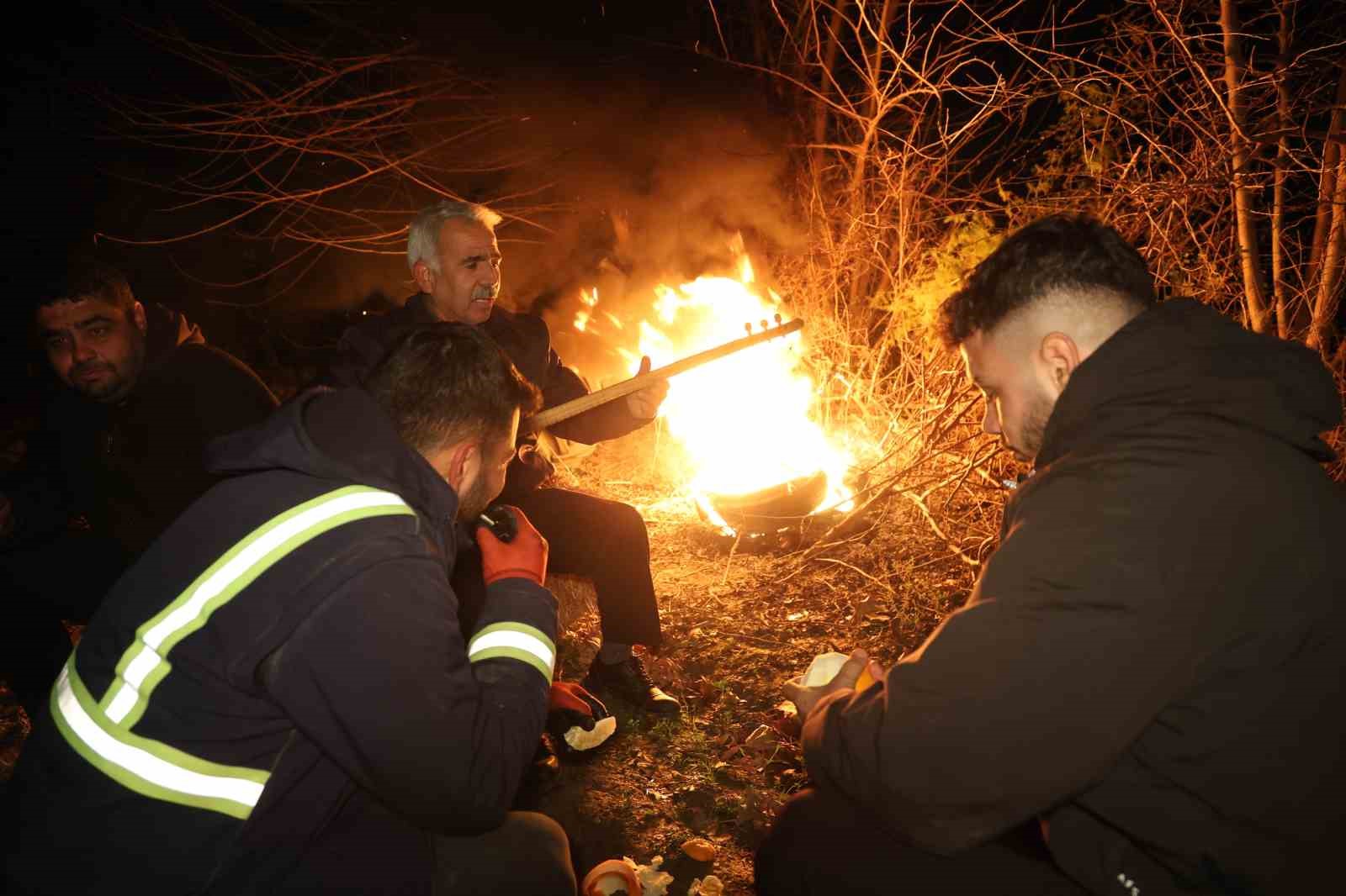 Adana eksiyi gördü, bahçelerde sazlı sözlü zirai don nöbeti tutuldu
Adana eksiyi gördü, bahçelerde sazlı sözlü zirai don nöbeti tutuldu