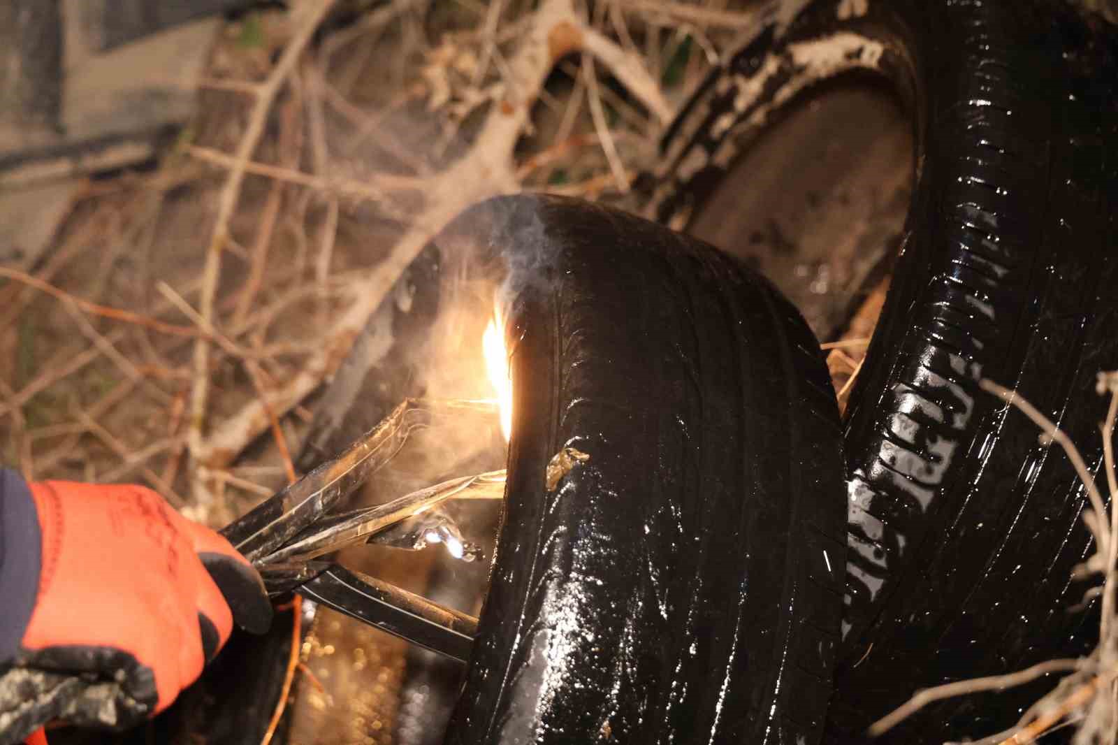 Adana eksiyi gördü, bahçelerde sazlı sözlü zirai don nöbeti tutuldu
Adana eksiyi gördü, bahçelerde sazlı sözlü zirai don nöbeti tutuldu