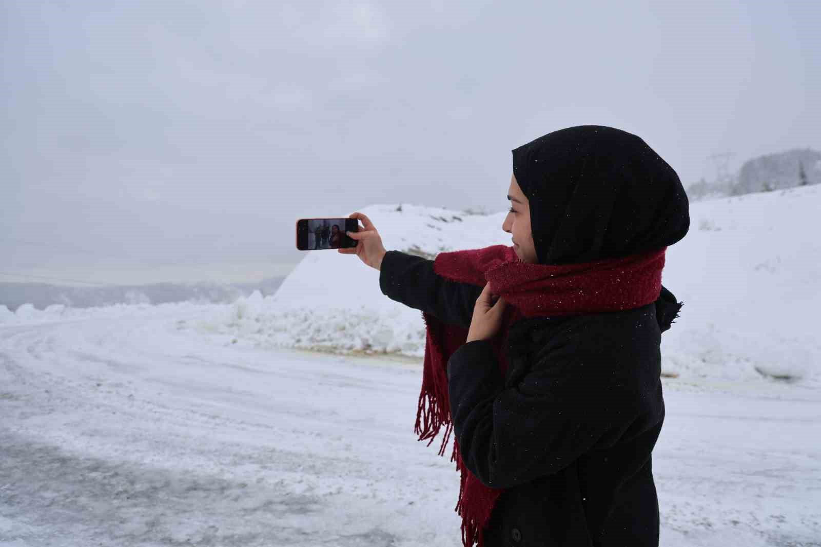 Adana Feke’de kar 1 metreyi aştı, çocuklar kızakla tatilin tadını çıkardı
