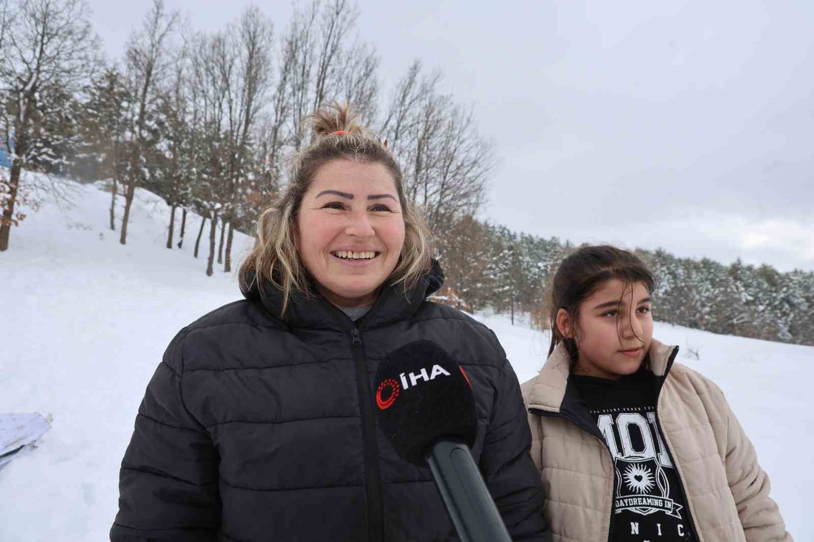 Adana usulü kayak festivali: Leğenle, bidonla, poşetle pistte yarış
