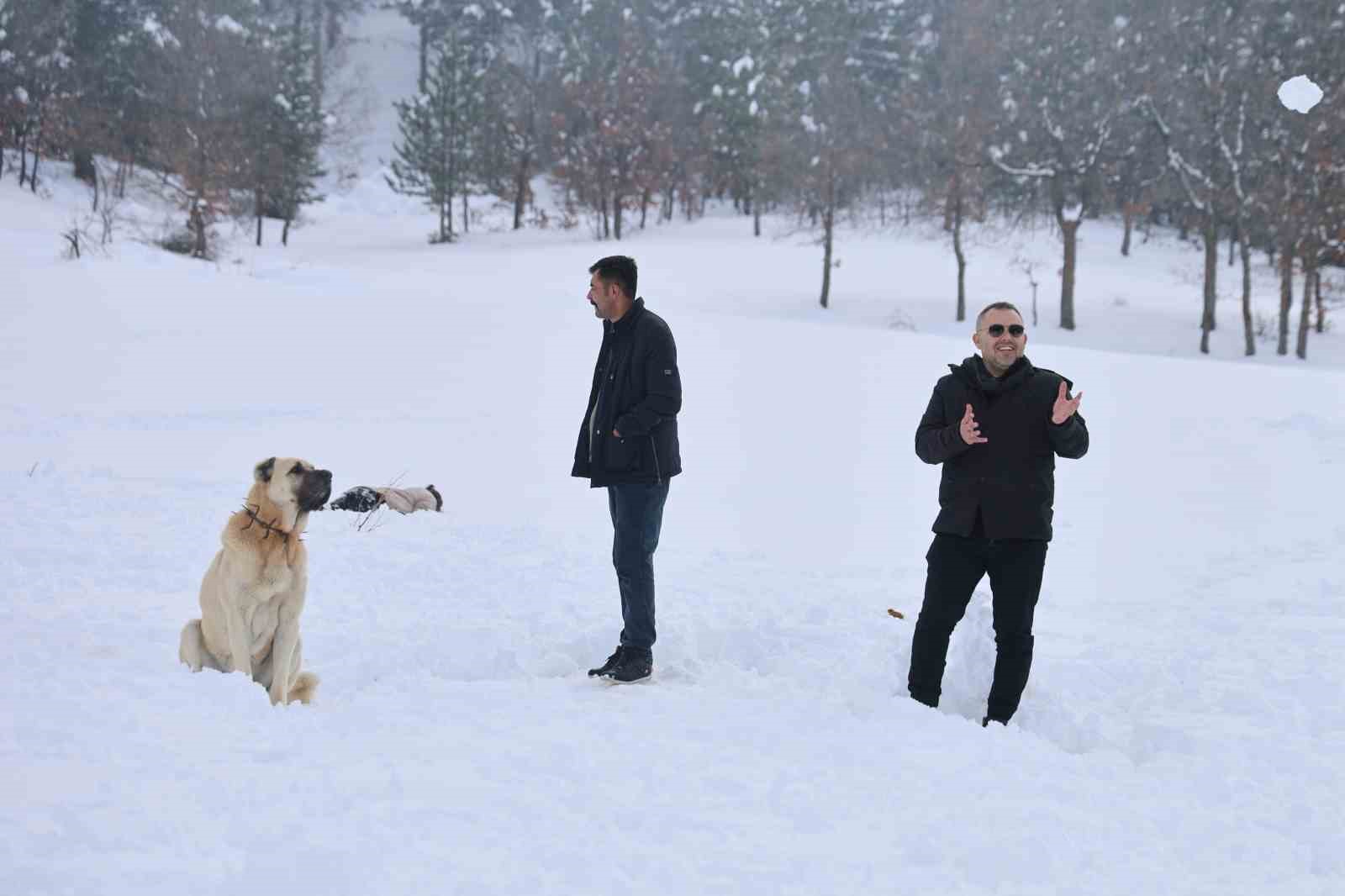 Adana usulü kayak festivali: Leğenle, bidonla, poşetle pistte yarış
