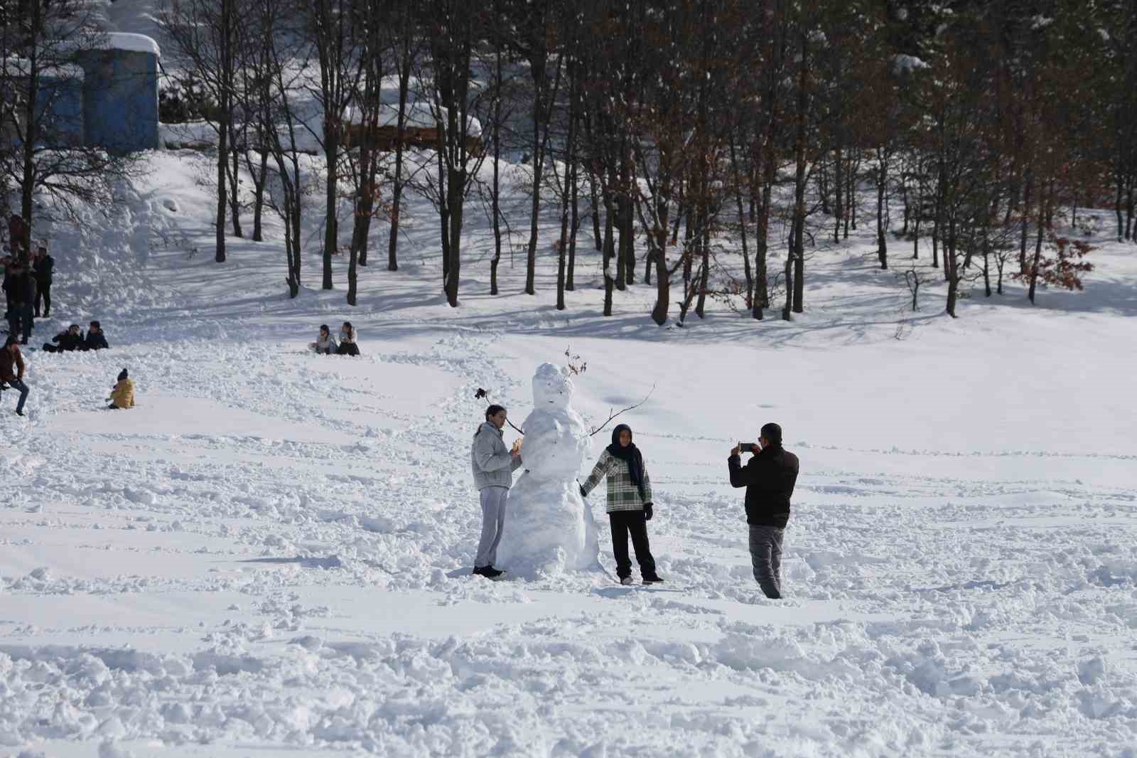 Adana usulü kayak festivali: Leğenle, bidonla, poşetle pistte yarış

