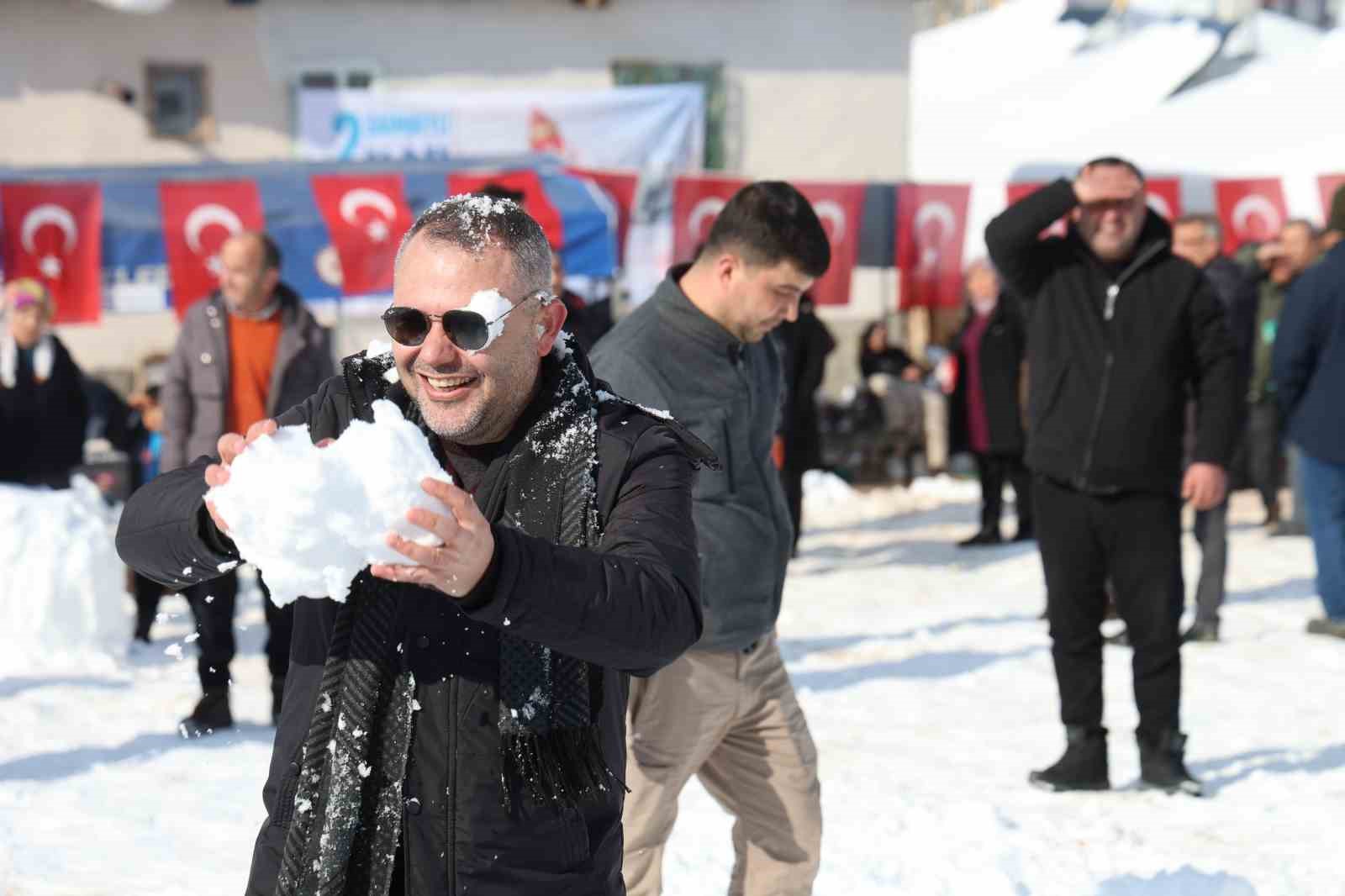 Adana usulü kayak festivali: Leğenle, bidonla, poşetle pistte yarış
