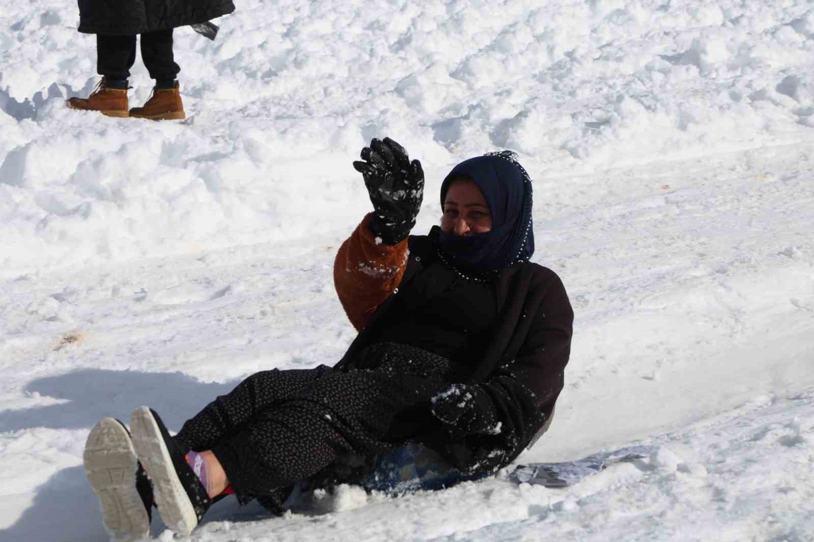 Adana usulü kayak festivali: Leğenle, bidonla, poşetle pistte yarış
