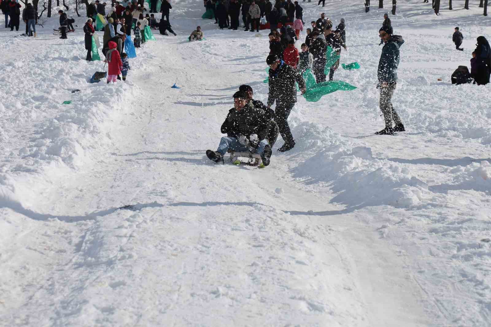 Adana usulü kayak festivali: Leğenle, bidonla, poşetle pistte yarış
