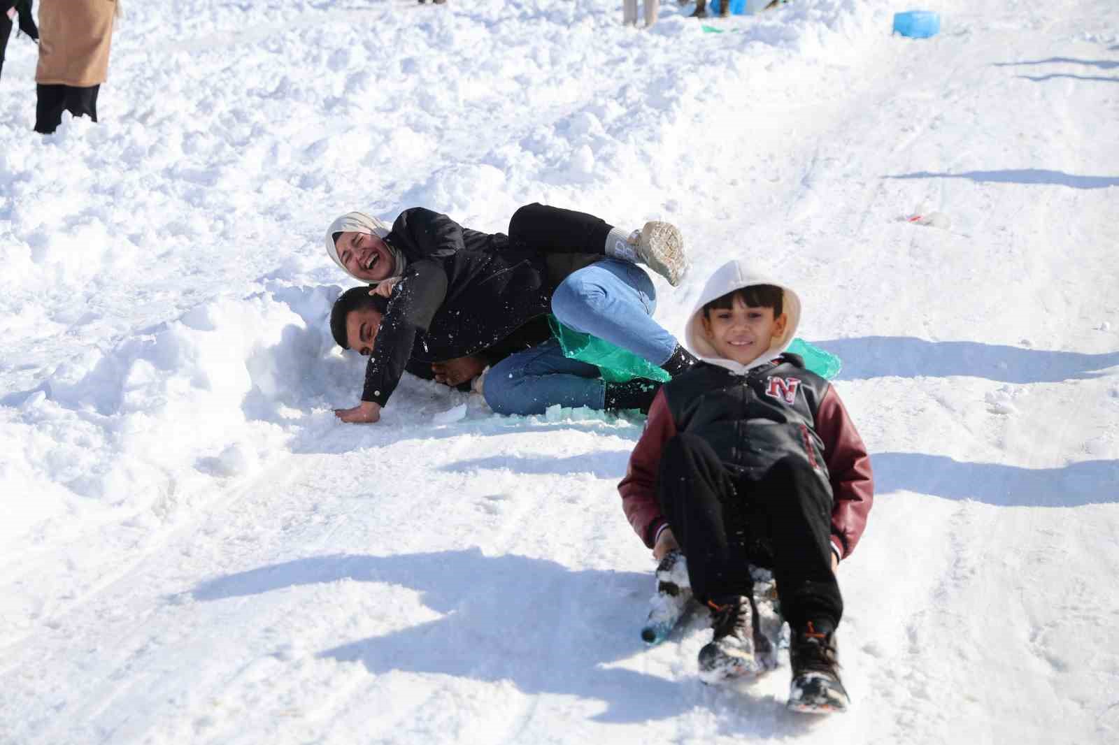 Adana usulü kayak festivali: Leğenle, bidonla, poşetle pistte yarış

