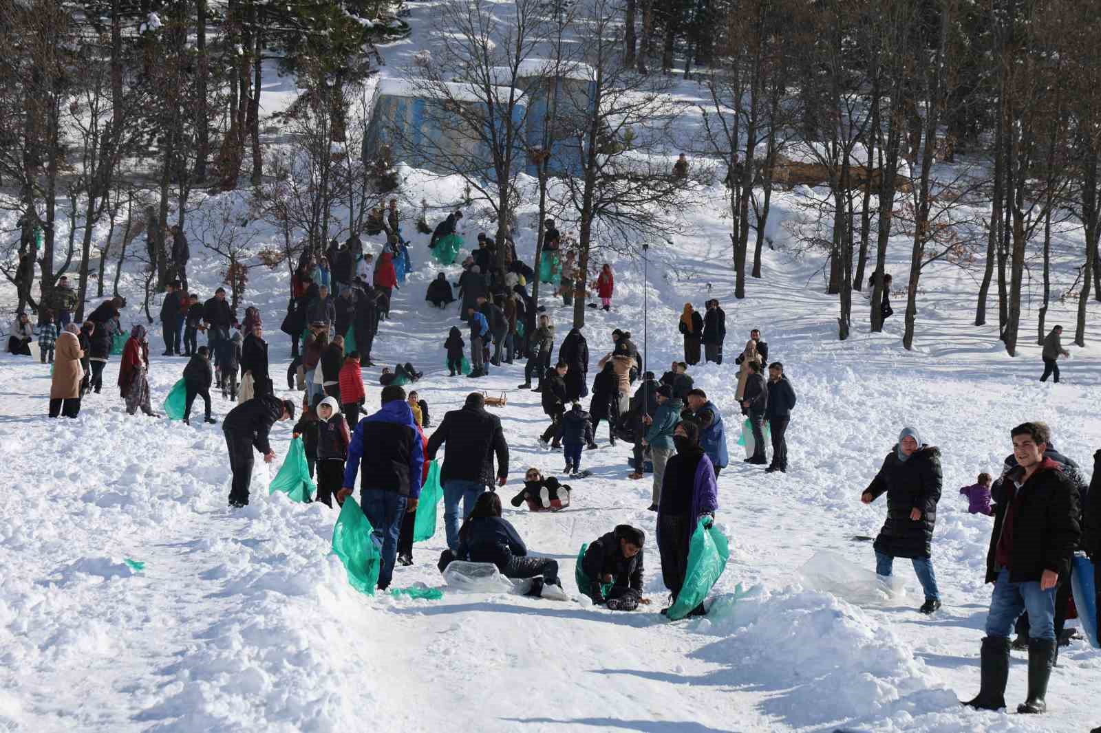 Adana usulü kayak festivali: Leğenle, bidonla, poşetle pistte yarış
