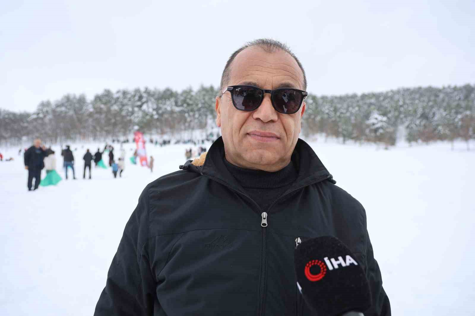 Adana usulü kayak festivali: Leğenle, bidonla, poşetle pistte yarış
