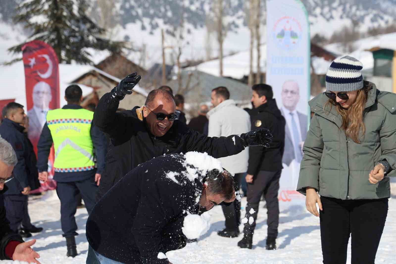 Adana usulü kayak festivali: Leğenle, bidonla, poşetle pistte yarış
