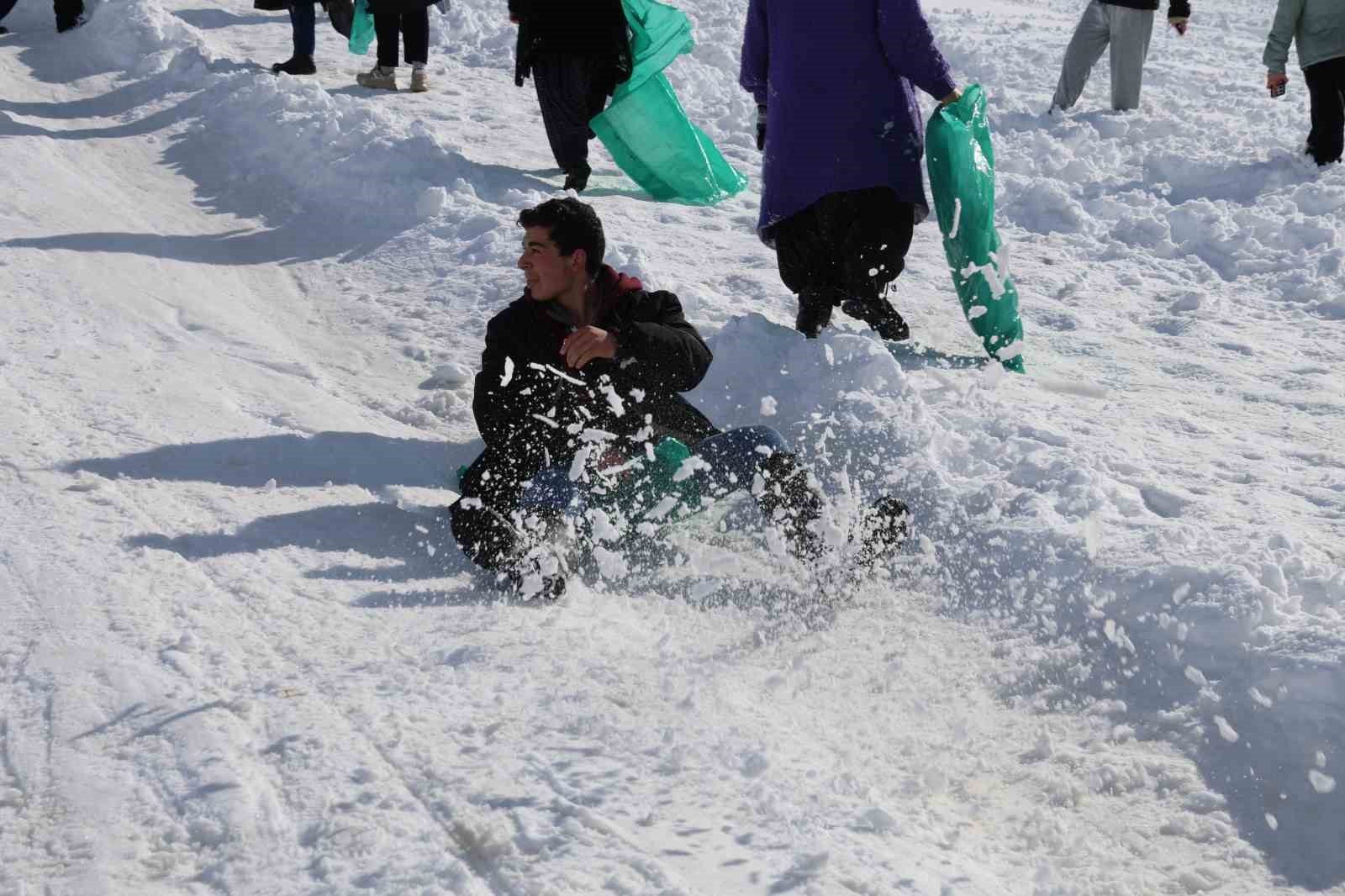 Adana usulü kayak festivali: Leğenle, bidonla, poşetle pistte yarış
