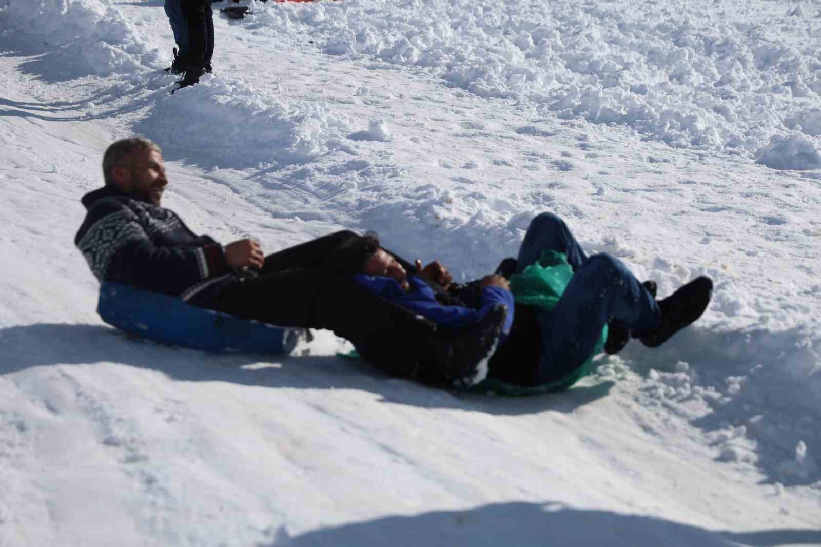 Adana usulü kayak festivali: Leğenle, bidonla, poşetle pistte yarış
