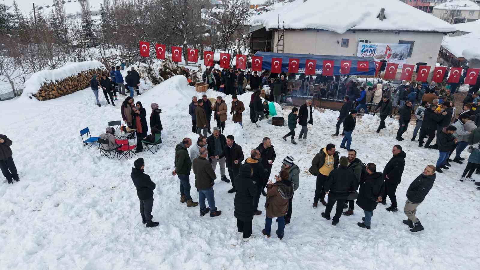 Adana usulü kayak festivali: Leğenle, bidonla, poşetle pistte yarış
