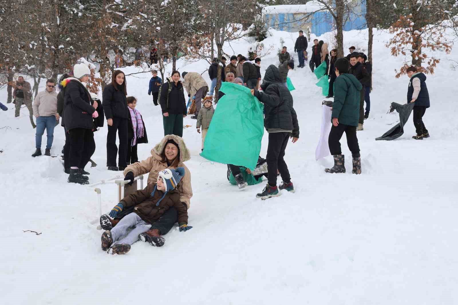 Adana usulü kayak festivali: Leğenle, bidonla, poşetle pistte yarış

