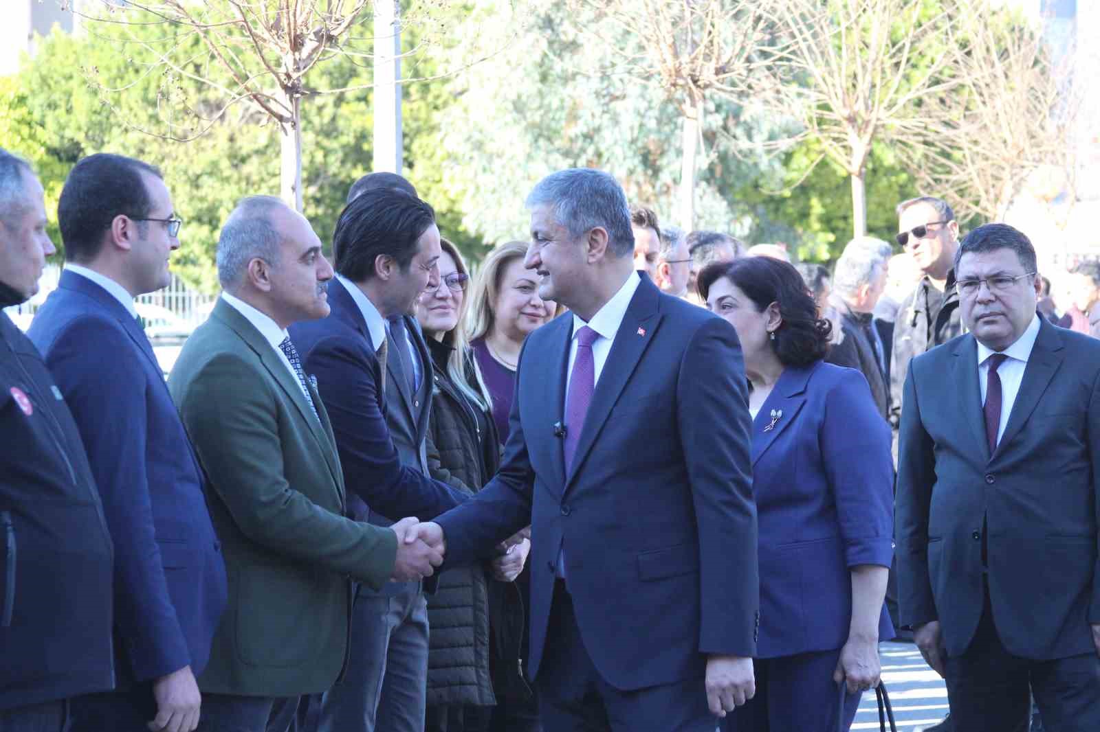 Adana Valisi göreve başladı, ilk mesajı suç işleyenlere oldu
