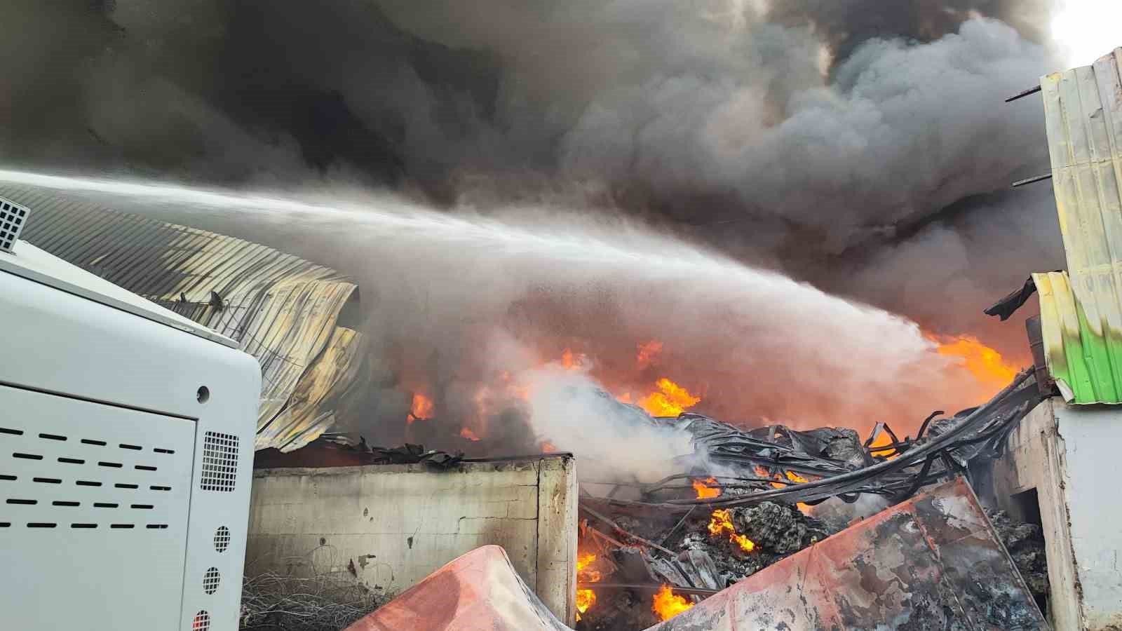 Adana Valisi Yavuz: "Yangın 5 iş yerine sirayet etti ancak çevrelendi"
