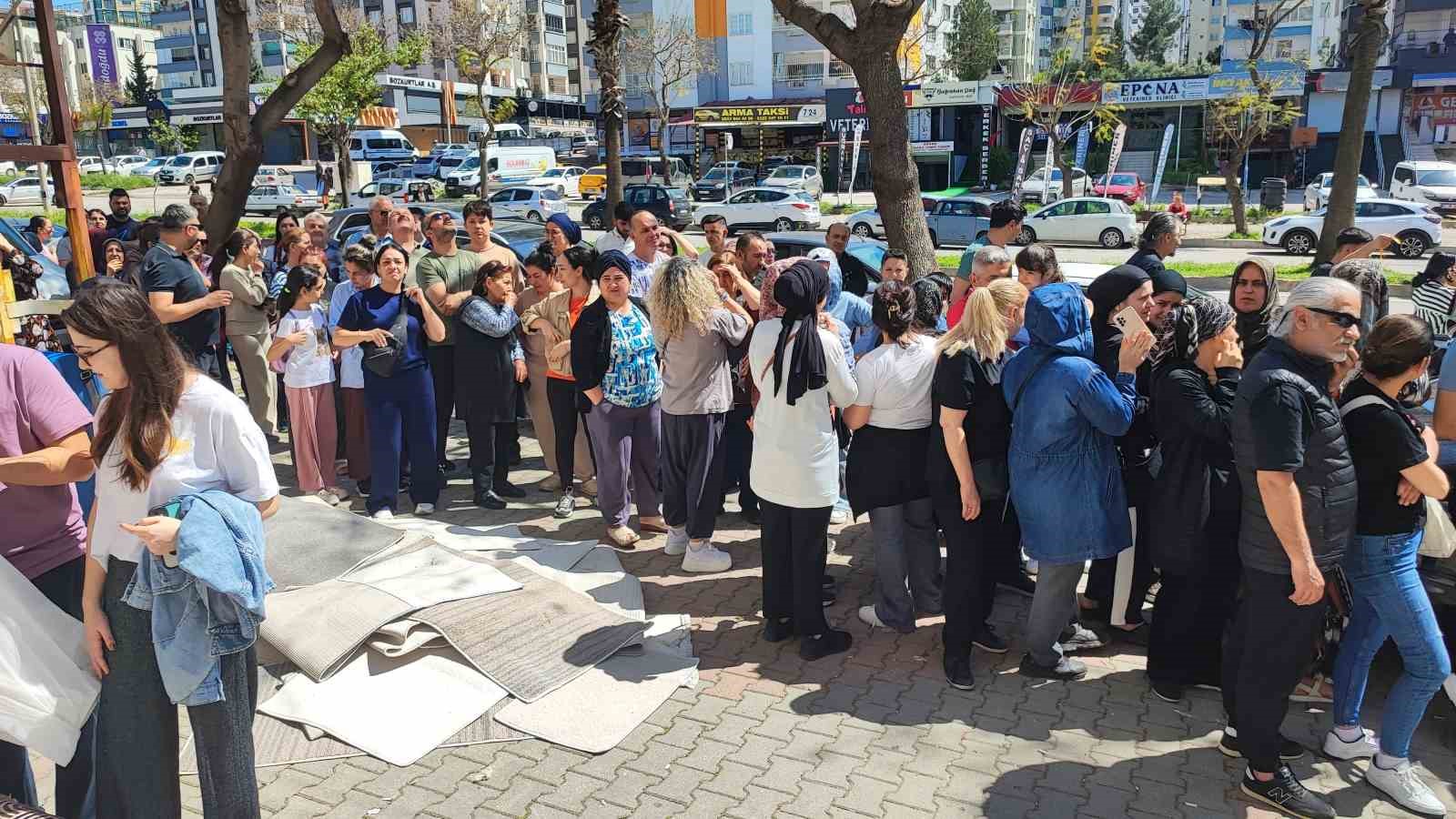 Adana’da 100 TL’lik ürün izdihamı
