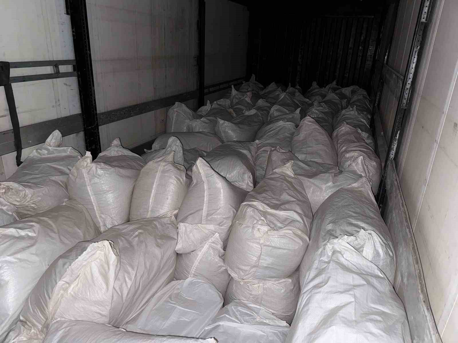 Adana’da 3 ton kaçak tütün ele geçirildi
