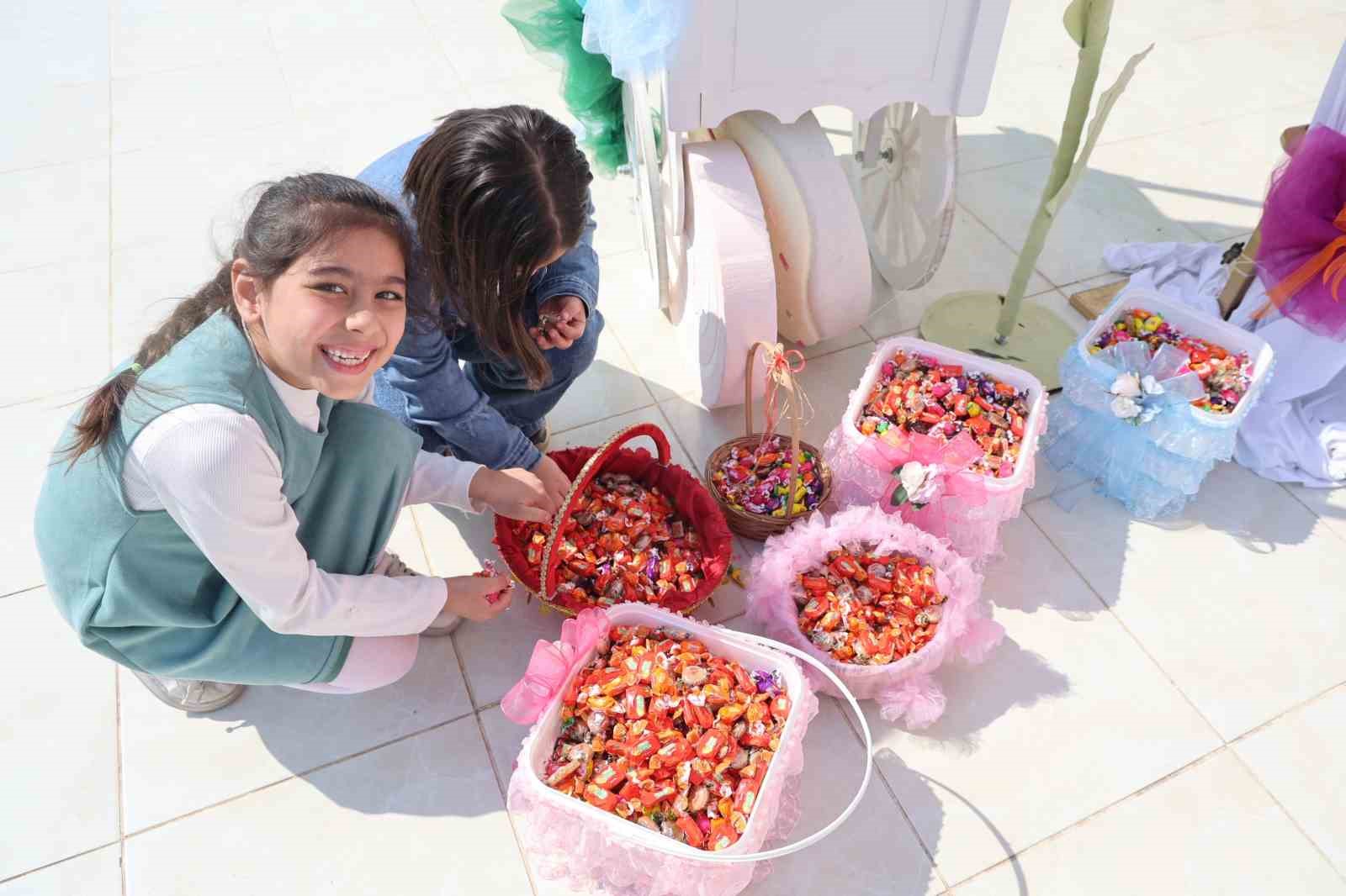 Adana’da ara tatile giren öğrenciler okul bahçesinde bayramlaştı
