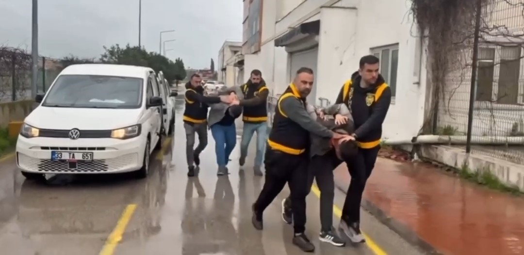 Adana’da atlara eziyet iddiası: 2 kişi gözaltına alındı
Adana’da atlara eziyet iddiası: 2 kişi gözaltına alındı
