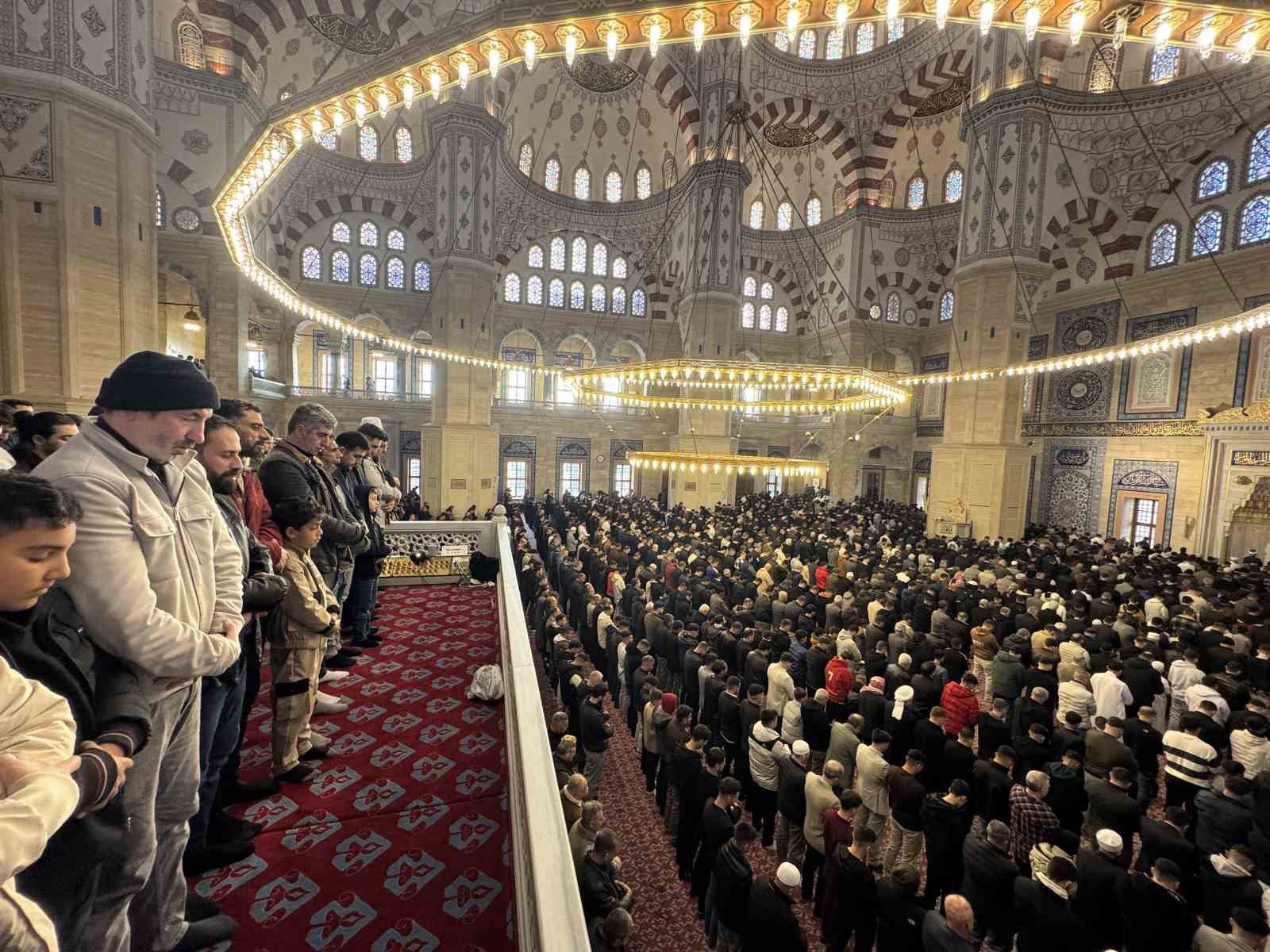 Adana’da bayram namazı kılındı
